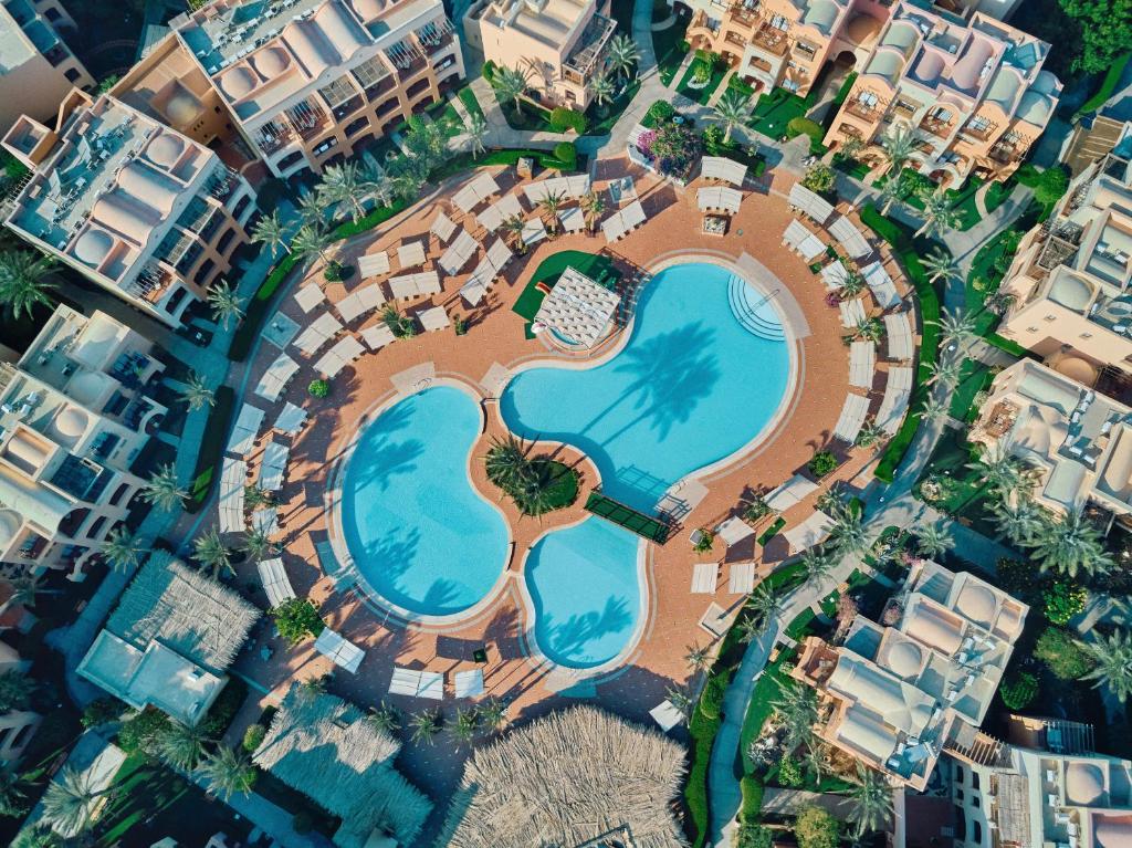 赫尔格达马卡迪萨拉亚杰斯度假村的享有带游泳池的度假村的空中景致
