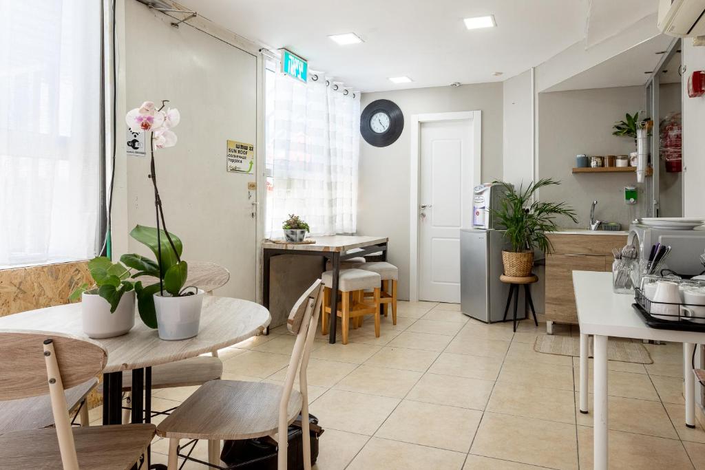 埃拉特Little Prince Hostel-5 Min Walk To The Beach的配有桌椅的厨房和餐厅