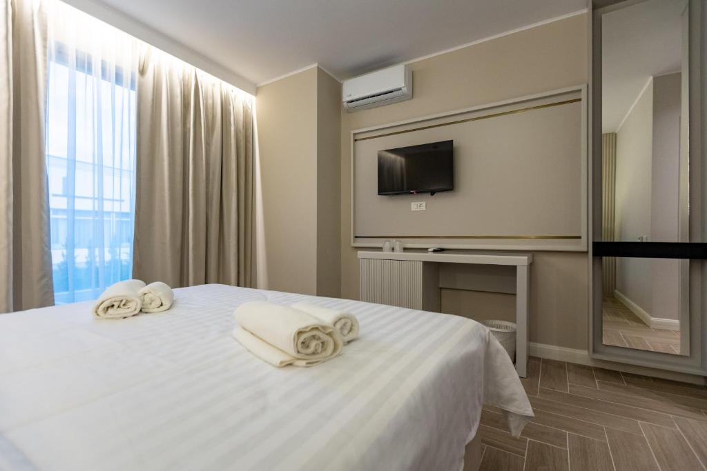 马马亚DelSool Mamaia的酒店客房,配有带毛巾的床
