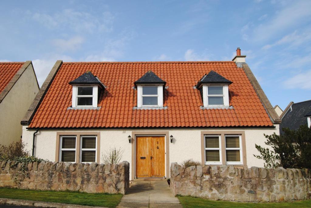 KilrennyOrchard Cottage-spacious cottage in rural setting的白色房子,有橙色屋顶