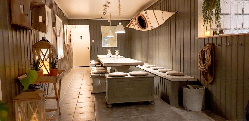BrygghaugenNorwegian Wild的浴室配有盥洗盆和带盥洗盆的台面