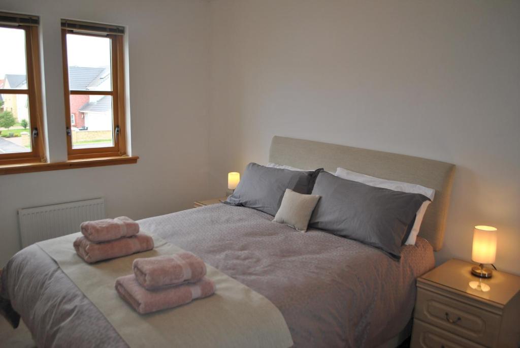 安斯特拉瑟Faolin- superb detached family villa East Neuk的一间卧室配有一张床,上面有两条毛巾