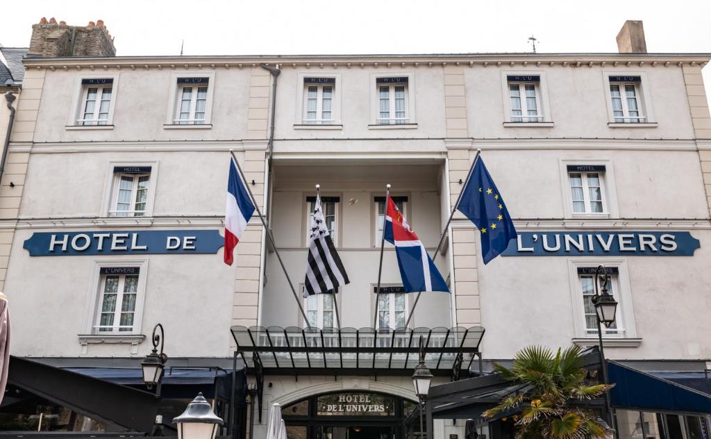 圣马洛吕尼韦尔酒店的前面有旗帜的酒店