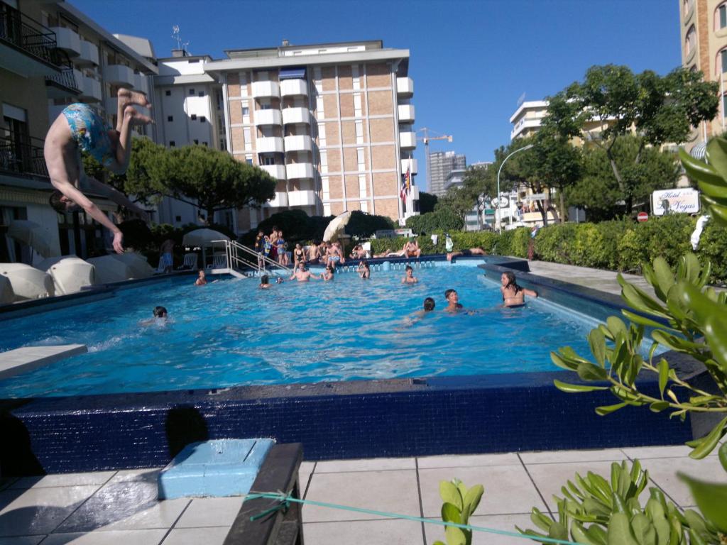 利多迪耶索罗阿马尔菲酒店 的一群人在游泳池里