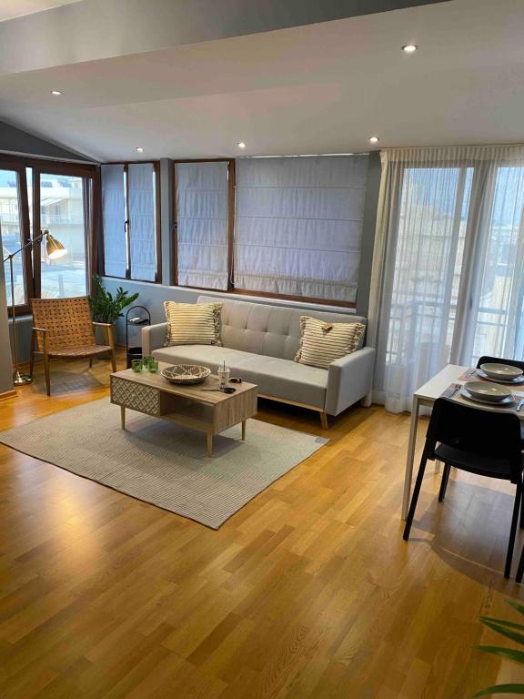 海若克利欧365 Urban Suite的客厅配有沙发和桌子