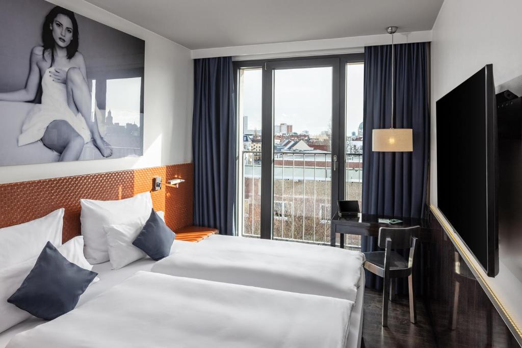 柏林Hotel MANI by AMANO的酒店客房设有一张床和一个大窗户