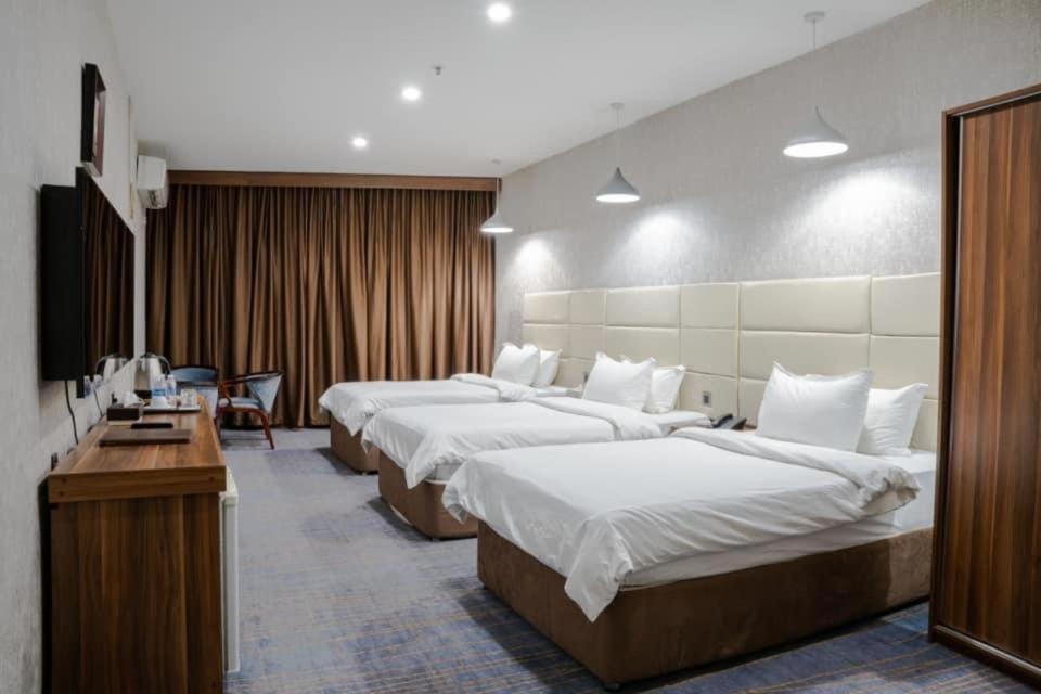 巴格达Bloom Hotel的酒店客房设有四张床和书桌