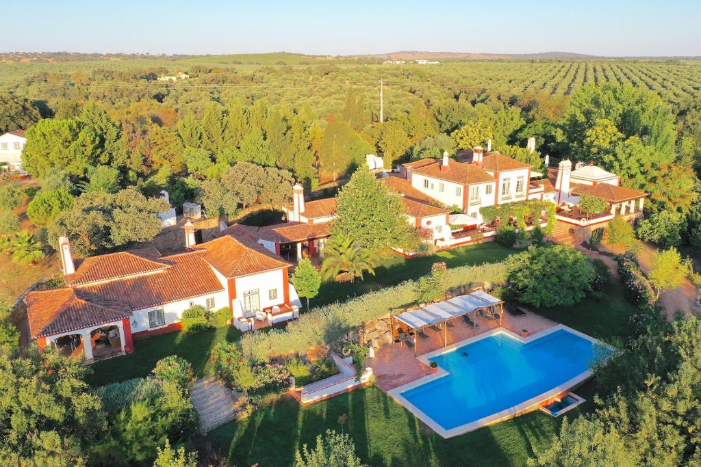 埃尔瓦斯Hotel Rural Monte da Provença的享有带游泳池的房屋的空中景致