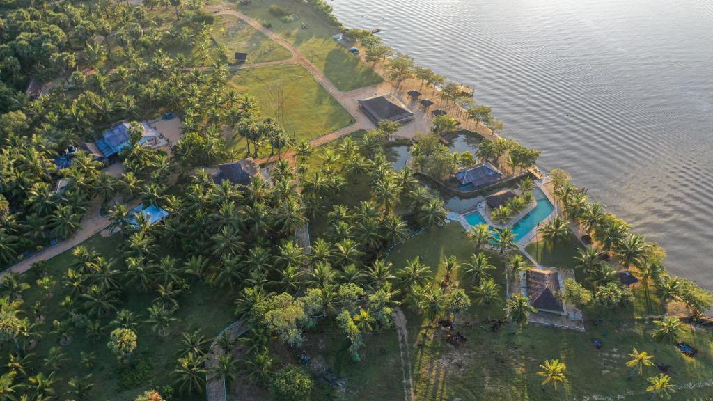 帕西库达The Cove Pasikuda - Eco Resort的水中度假胜地的空中景观