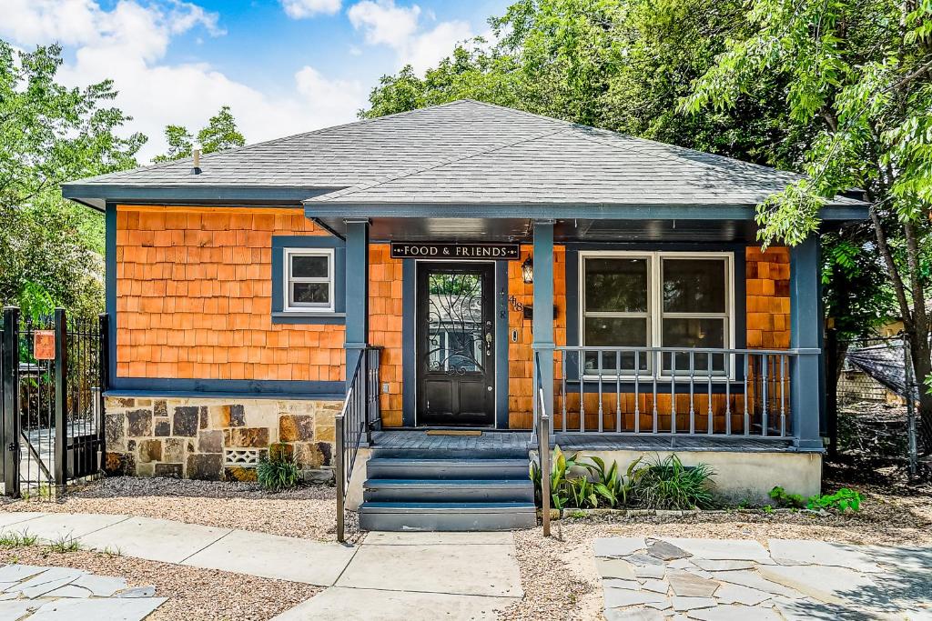 圣安东尼奥Woodlawn Hideaway的一座带黑色门的橙色小房子