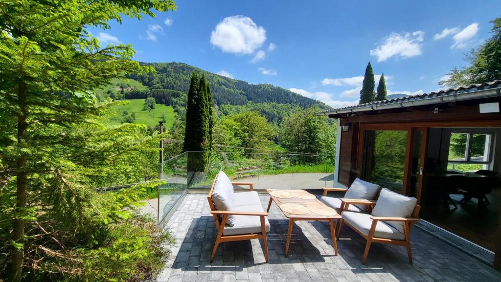 托特瑙Maal Waldhaus的享有美景的庭院配有桌椅。