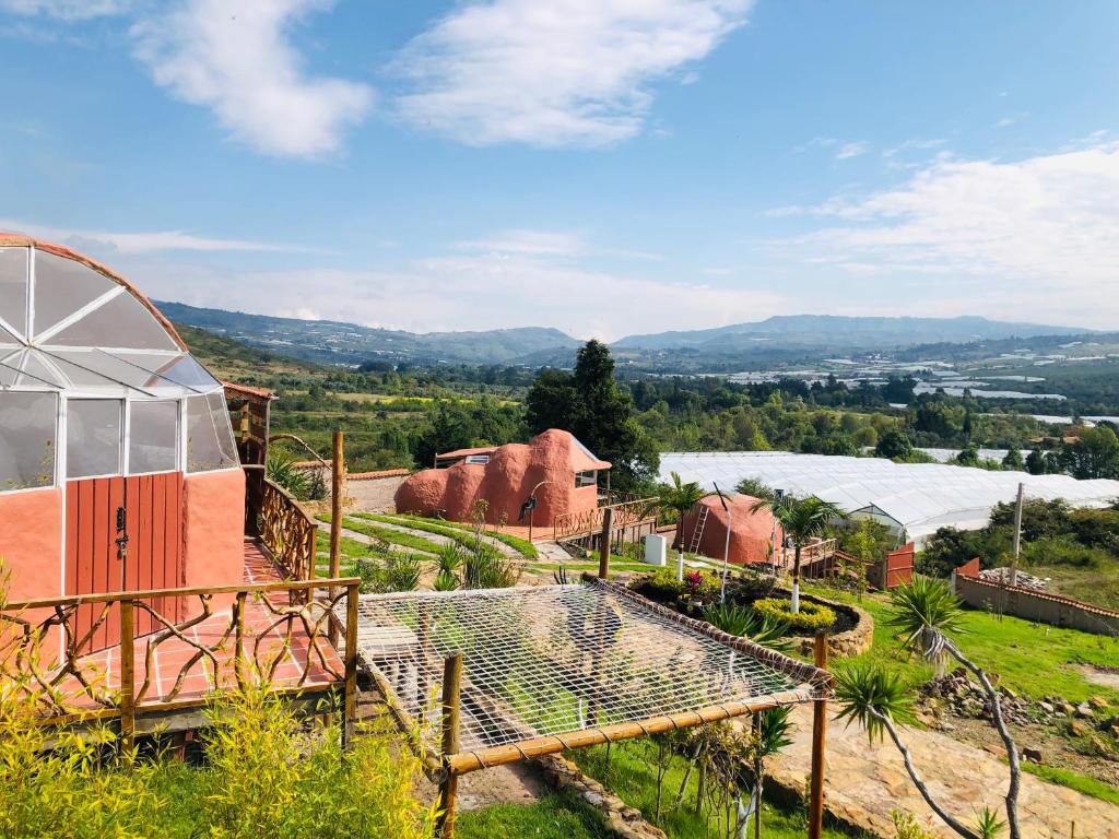 莱瓦镇Glamping Sierra de Luna的享有农场的景色,在田野里设有一个游泳池