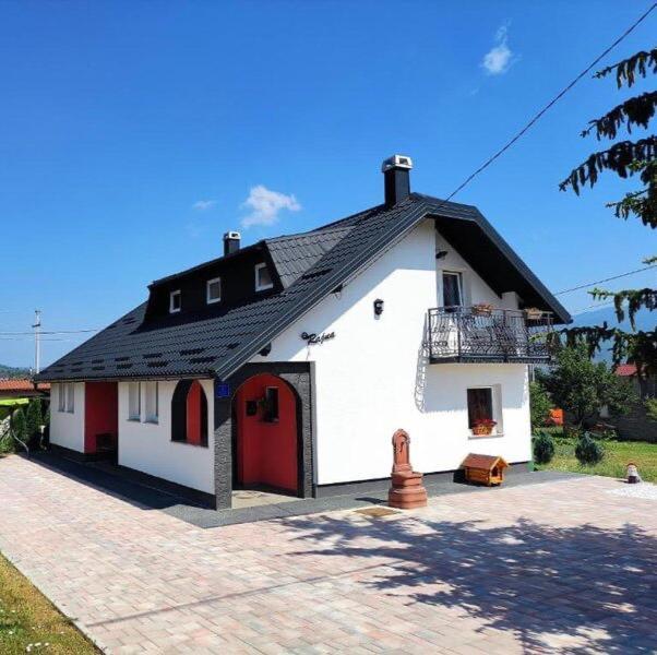 科雷尼察Relax Home ®Rajna®的一间黑色屋顶的白色小房子