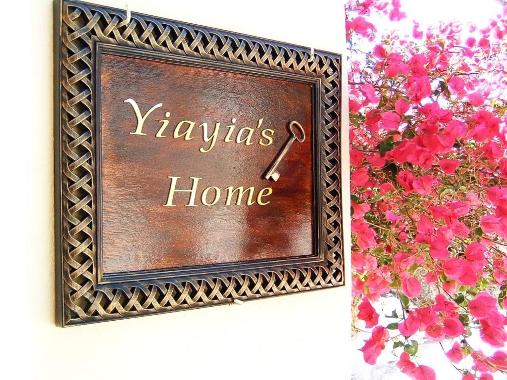 哈尔基岛Yiayia's Home的一张标牌的照片,上面写着海恩尼斯的家