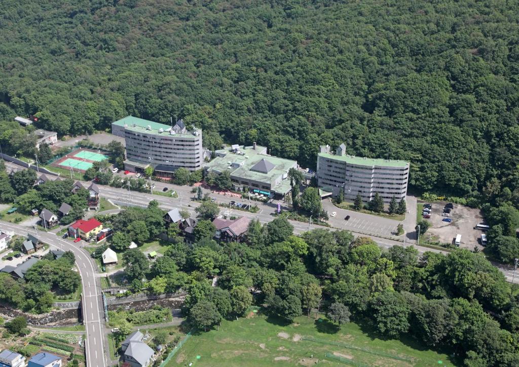 小樽Otaru Asari Classe Hotel的建筑和道路的空中景观