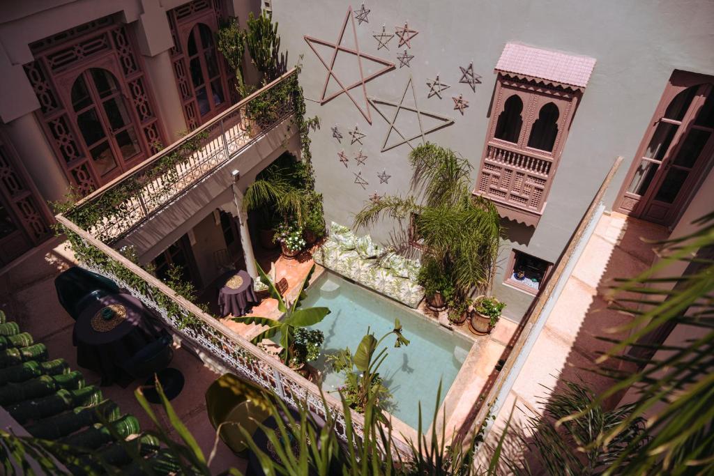 马拉喀什117号摩洛哥传统庭院住宅的享有带游泳池的别墅的顶部景致