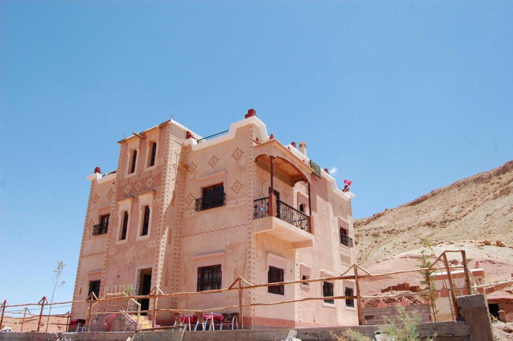 凯拉Kasbah Tialouite的山边的古老建筑