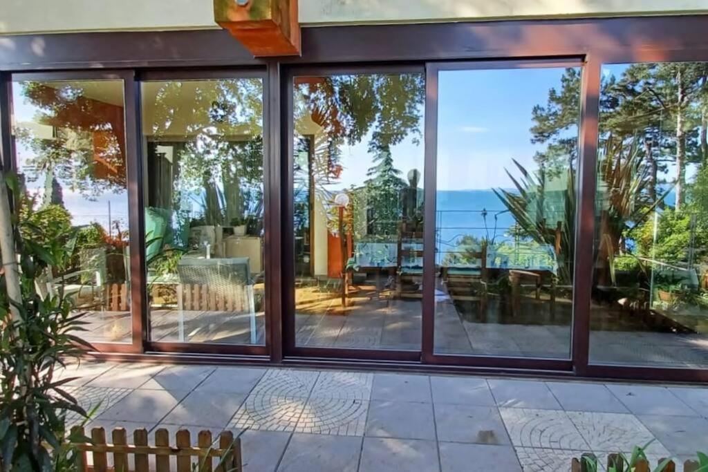 的里雅斯特Brezza Marina - Appartamento in villa fronte mare的海景玻璃屋