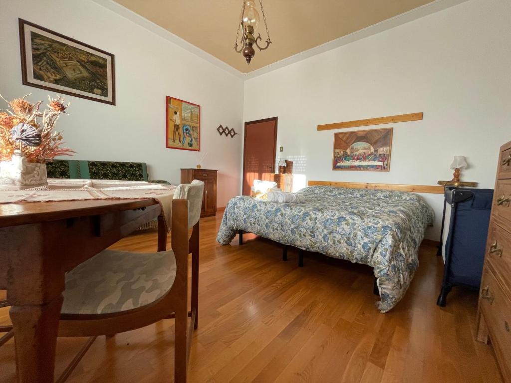拉迪科法尼Villetta la Fortezza的一间卧室配有一张床、一张桌子和一张书桌