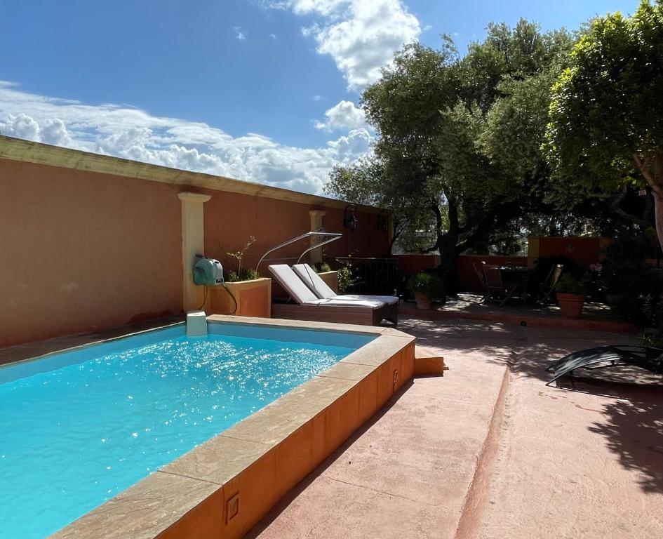 卡尔维Villa ANTONIA的一座房子旁的院子内的游泳池