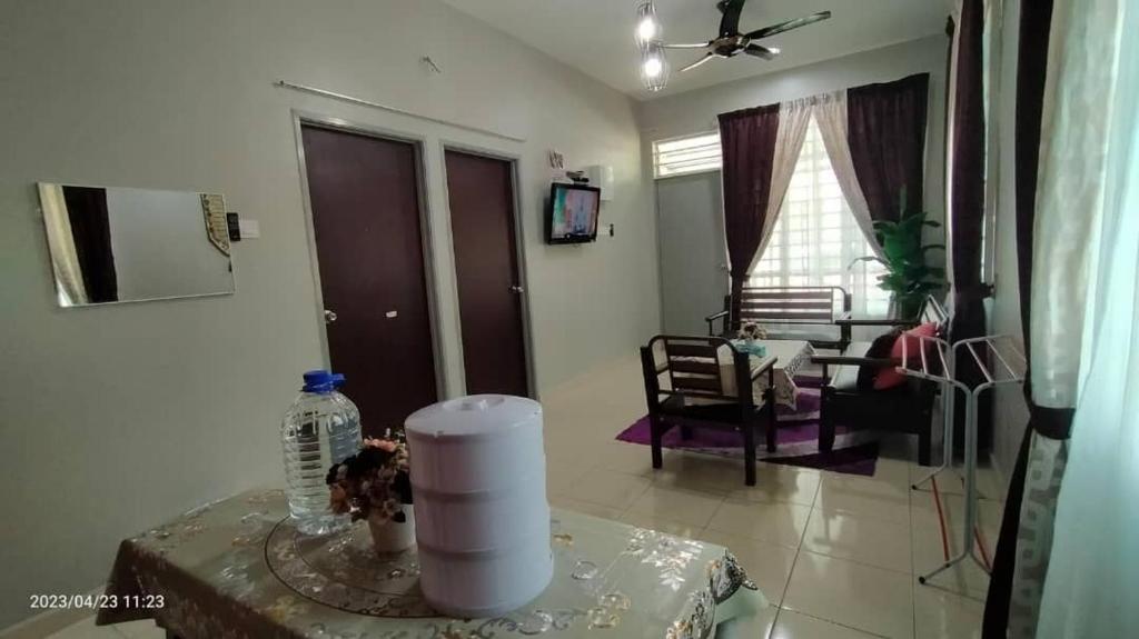 PendangHomestay An-Nur Residensi Pendang的一间带桌子的客厅和一间客厅