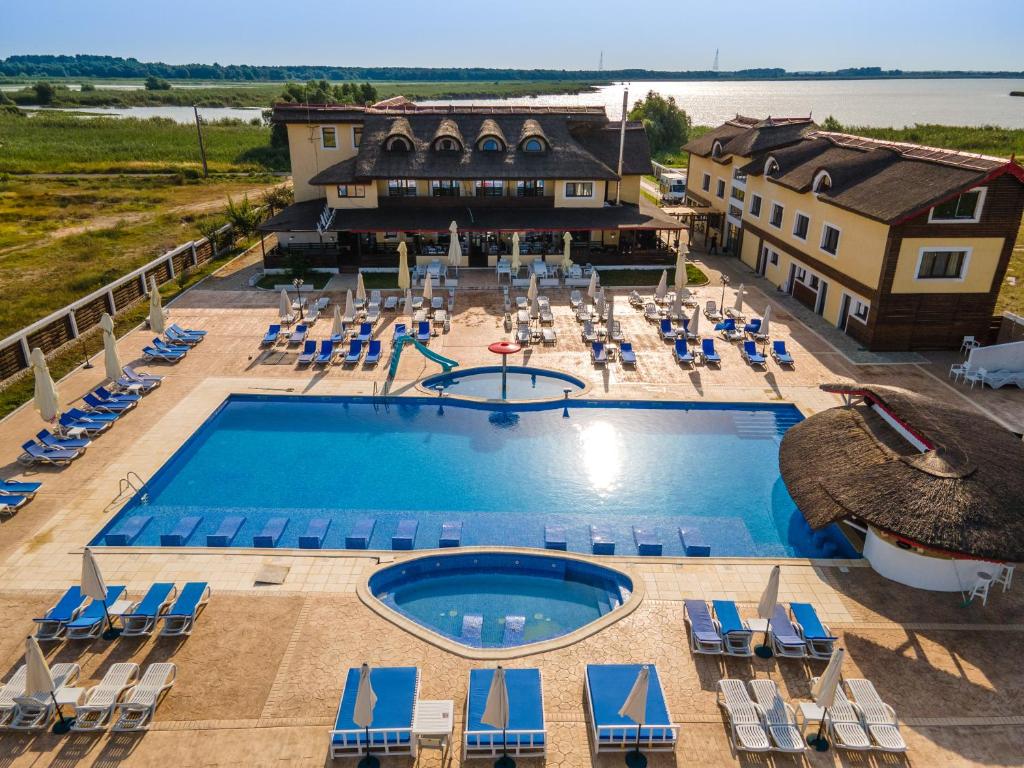 穆里吉奥尔Pensiunea Danubiu的享有带游泳池的度假村的空中景致