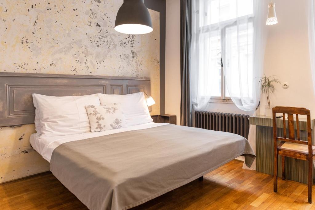 布拉格Miss Sophie's New Town & Wellness的一间卧室配有一张带大床头板和窗户的床。