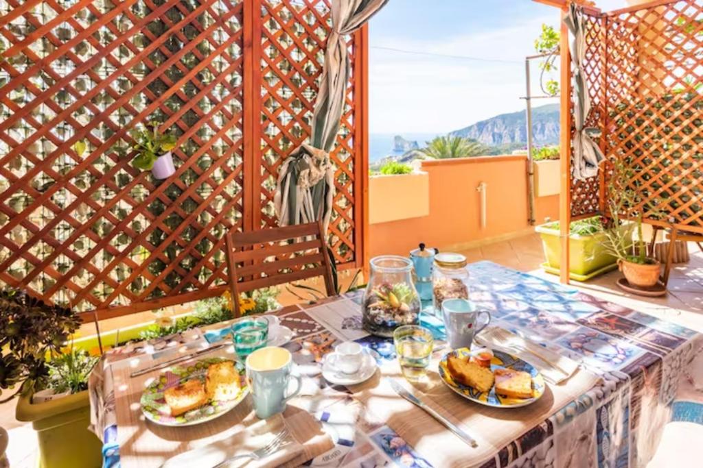 内比达Vista Sul Pan di Zucchero - Nebida - Holiday House的一张桌子,上面放着两盘食物