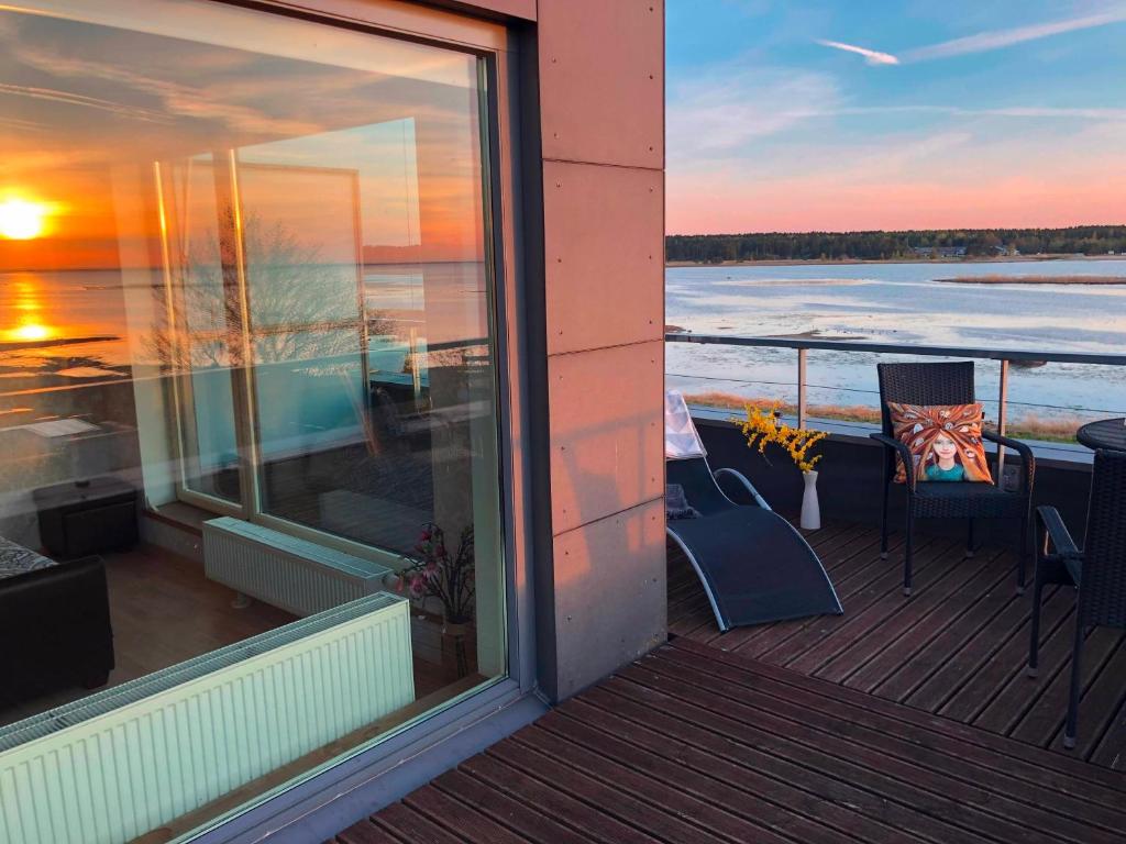 哈普萨卢Sunset Dream Apartment with a panoramic seaview的享有水景的房屋阳台