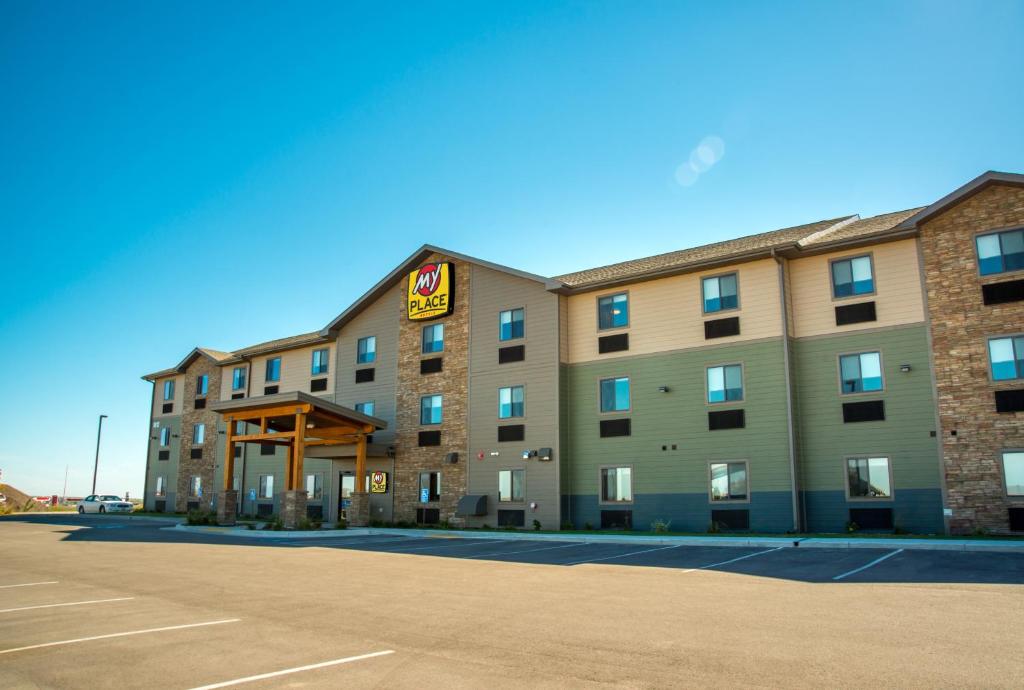 East MolineMy Place Hotel-East Moline/Quad Cities, IL的前面有标志的酒店