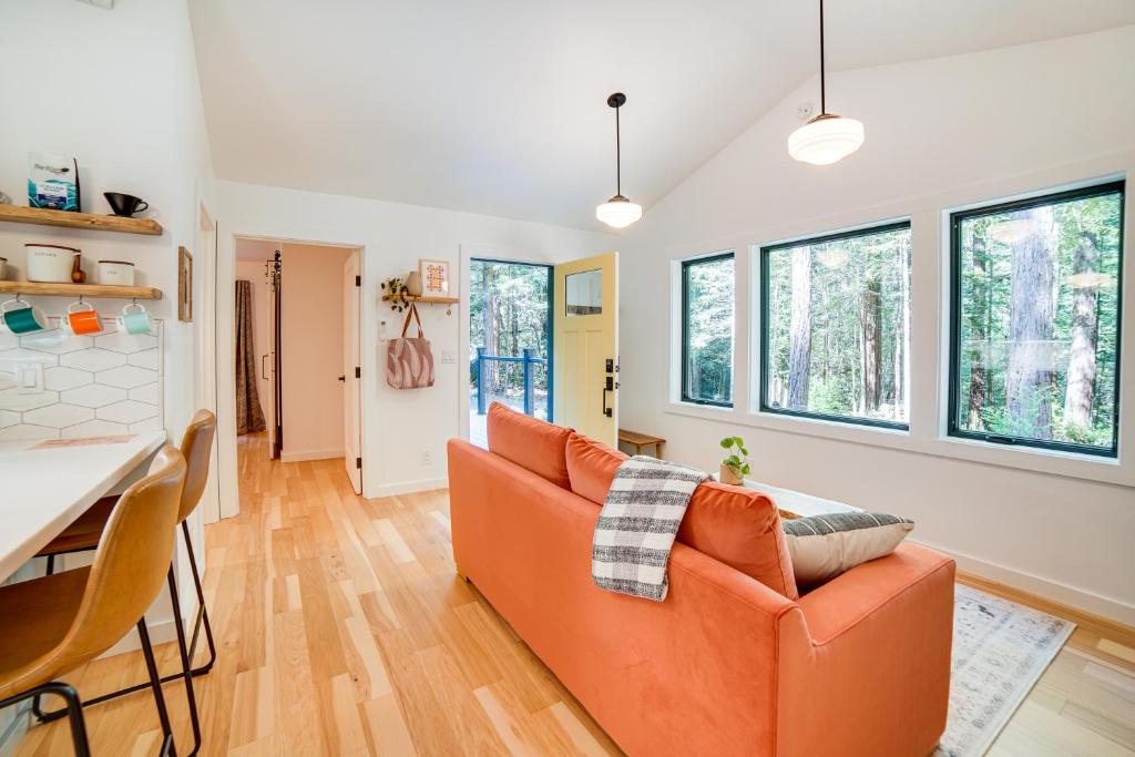 门多西诺Peaceful Mendocino Cottage Surrounded By Redwoods的客厅配有橙色沙发和桌子