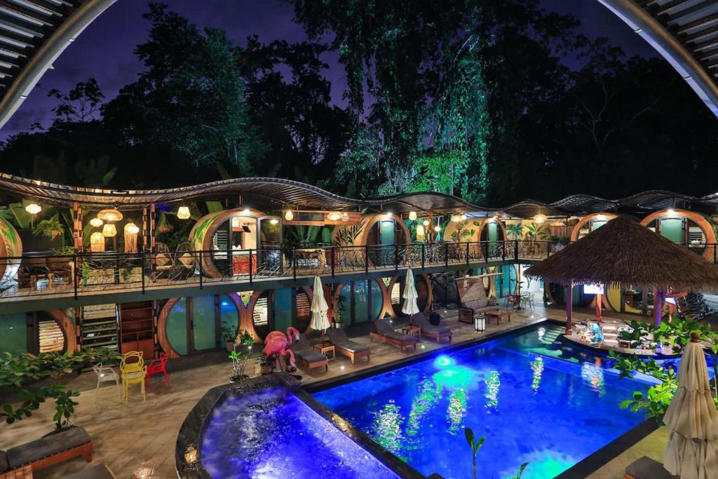 别霍港Saranda Boutique Hotel的夜间带游泳池的度假村