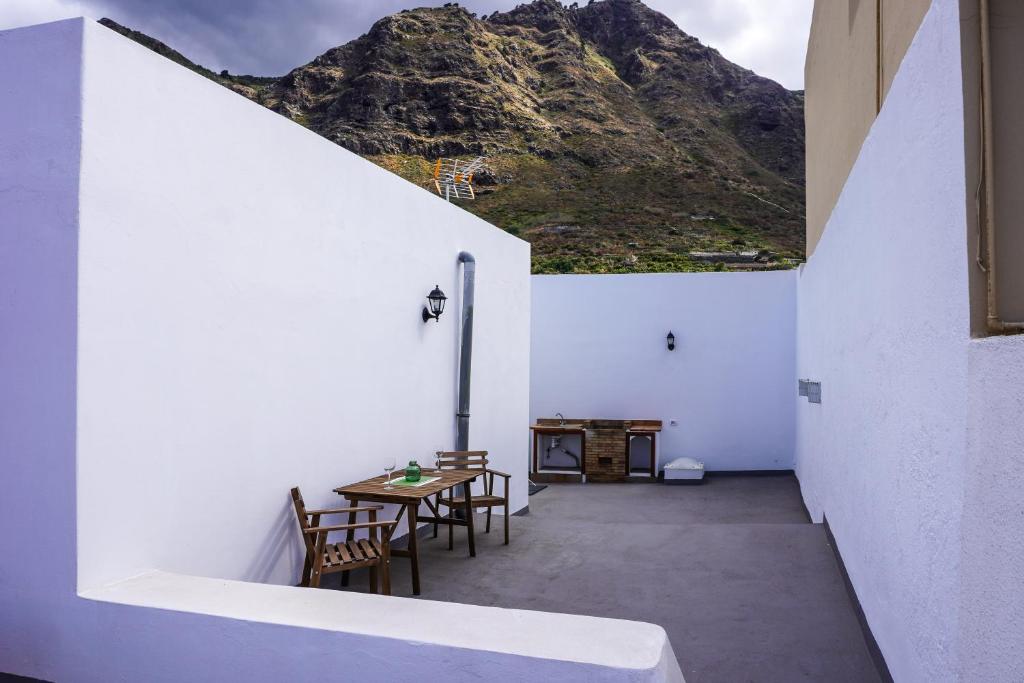 洛西洛斯Casa Ángela, Canarian Heritage的配有桌椅的房间和山间