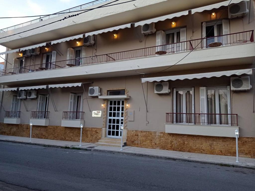 卢特拉艾季普苏索菲亚酒店的街道边的建筑物