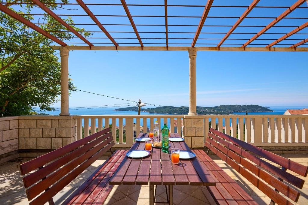 奥拉萨奇Helton SeaView Apartments的海景甲板上的野餐桌