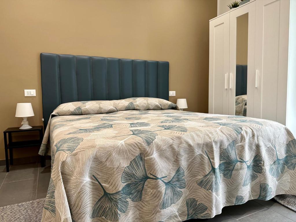 马尔萨拉La Corte 25的一间卧室配有一张大床和蓝色床头板