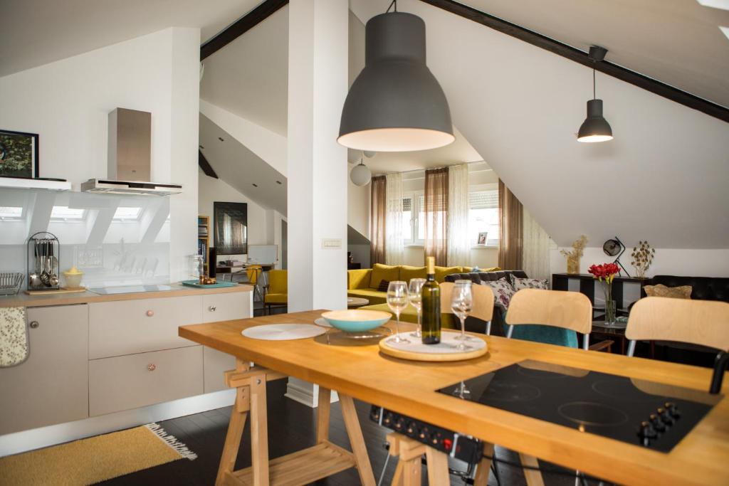 扎普雷希奇Vila Ava的开放式厨房和带木桌的用餐室