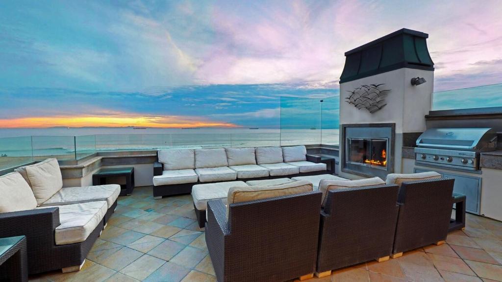 亨廷顿海滩5 Bedroom Beachfront Masterpiece的带沙发的客厅和位于游艇上的壁炉