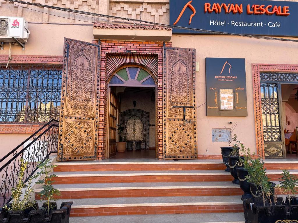 瓦尔扎扎特Hotel Rayyan l 'Escale的大楼入口,设有门和楼梯