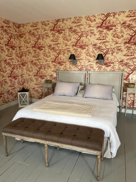 布尔日Belle Fontaine的一间卧室配有一张床,其中配有长凳