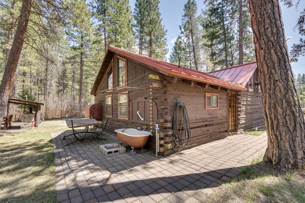 克拉马斯福尔斯Remote Escape Klamath Falls Cabin By Lake and Hikes的小屋设有浴缸和树。