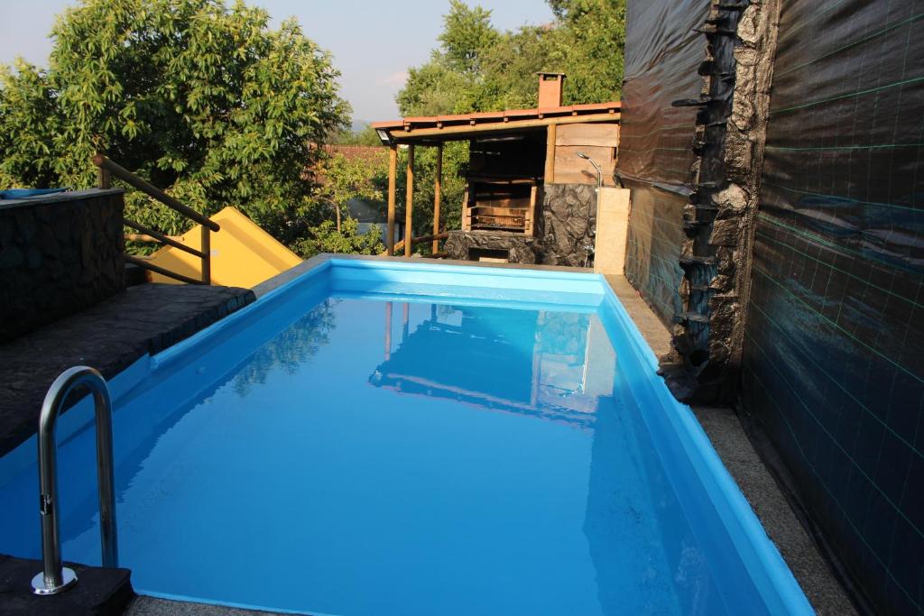 维埃拉·多米尼奥Recanto do Sol的后院的一个大型蓝色游泳池