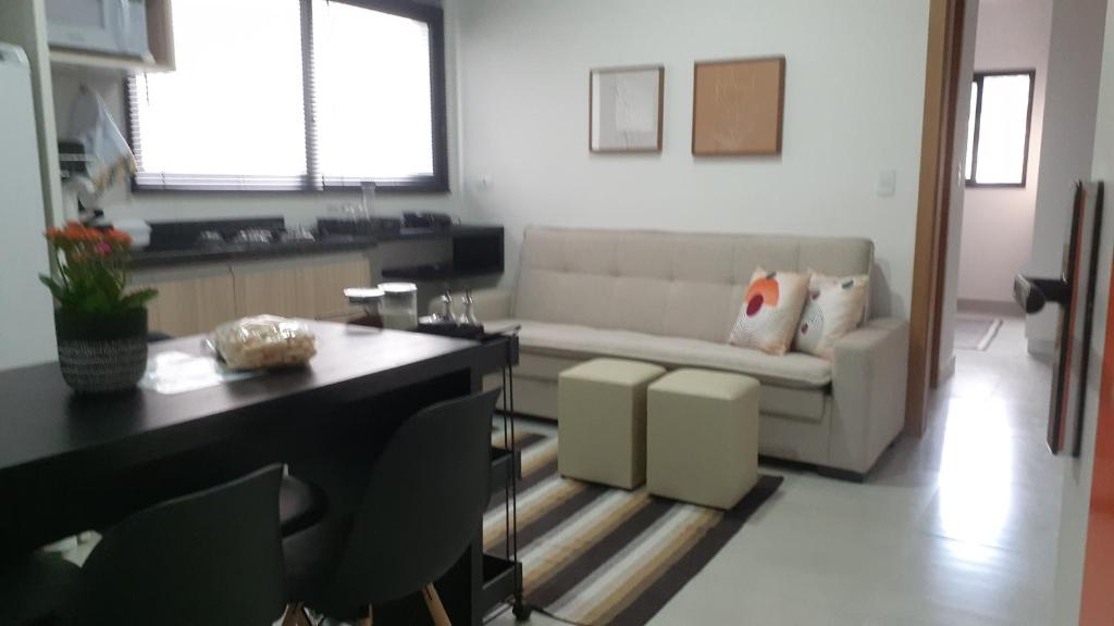 波苏斯-迪卡尔达斯Aconchego no centro de Poços!的客厅配有沙发和桌子