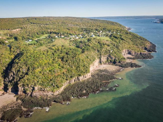 Victoria Beach MareGold Centre - Juniper Cabin and Rose Cabin的水面上岛屿的空中景观