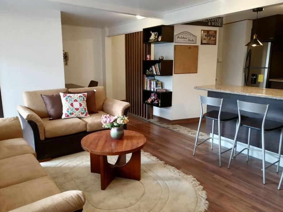 基多Hermosa y confortable suite的客厅配有沙发和桌子