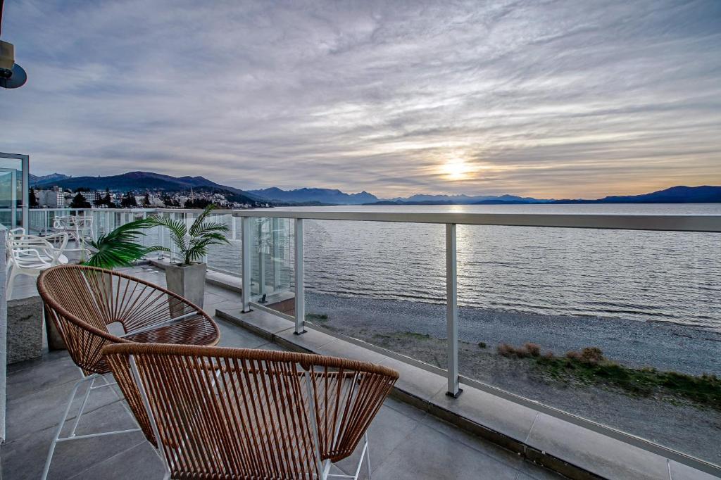 圣卡洛斯-德巴里洛切Bariloche costa del lago Ollagua的阳台配有两把椅子,享有水景