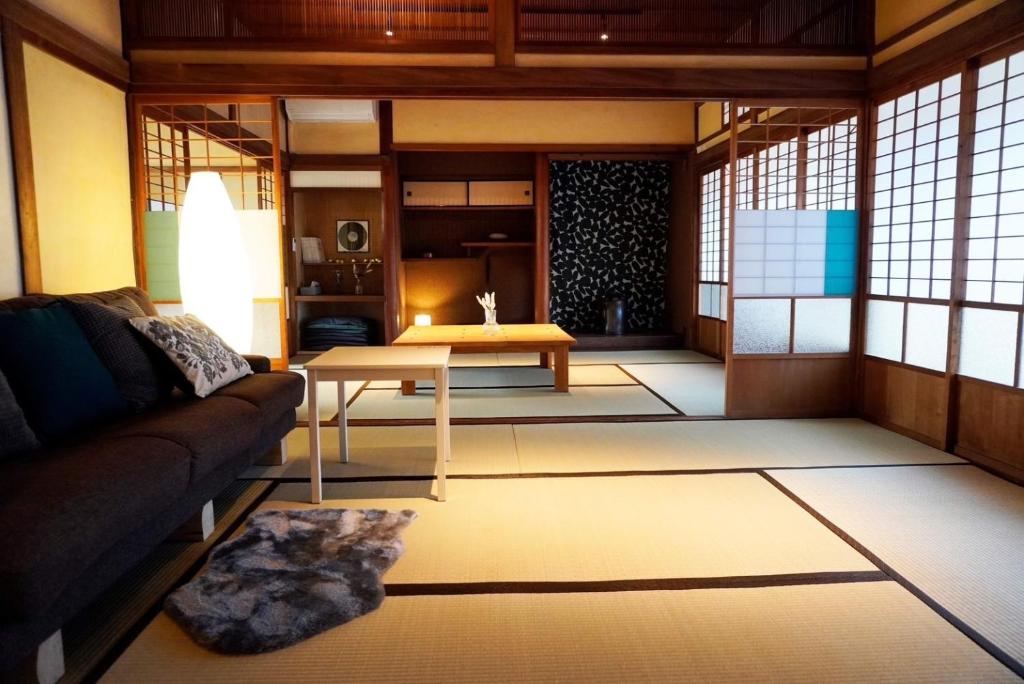 FuchisakiOkatei - Vacation STAY 35463v的客厅配有沙发和桌子