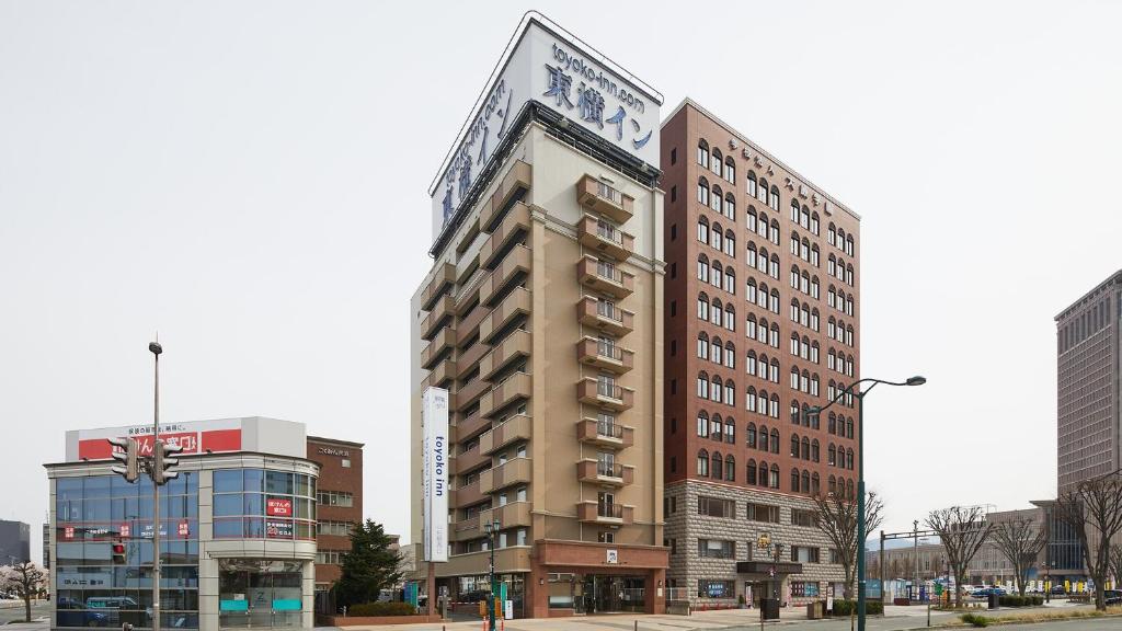 山形市Toyoko Inn Yamagata-eki Nishi-guchi的建筑的侧面有时钟