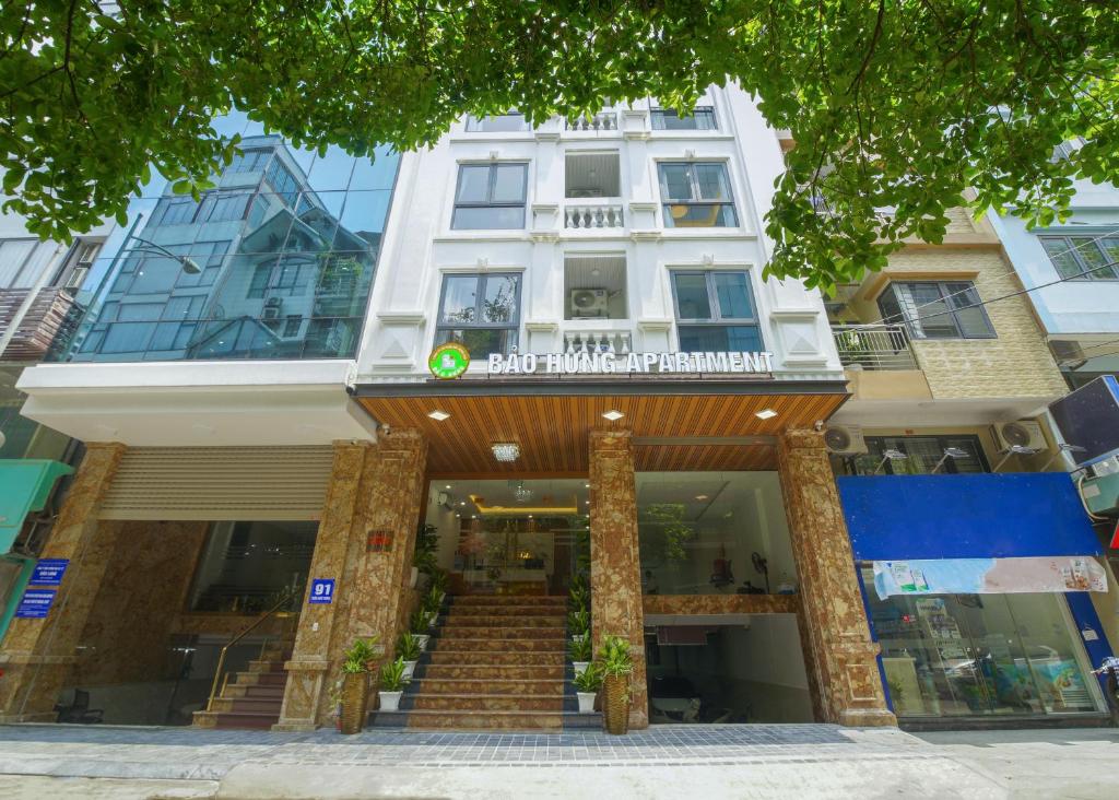 河内Bao Hung Hotel & Apartment - Tran Quoc Vuong的前面有楼梯的建筑