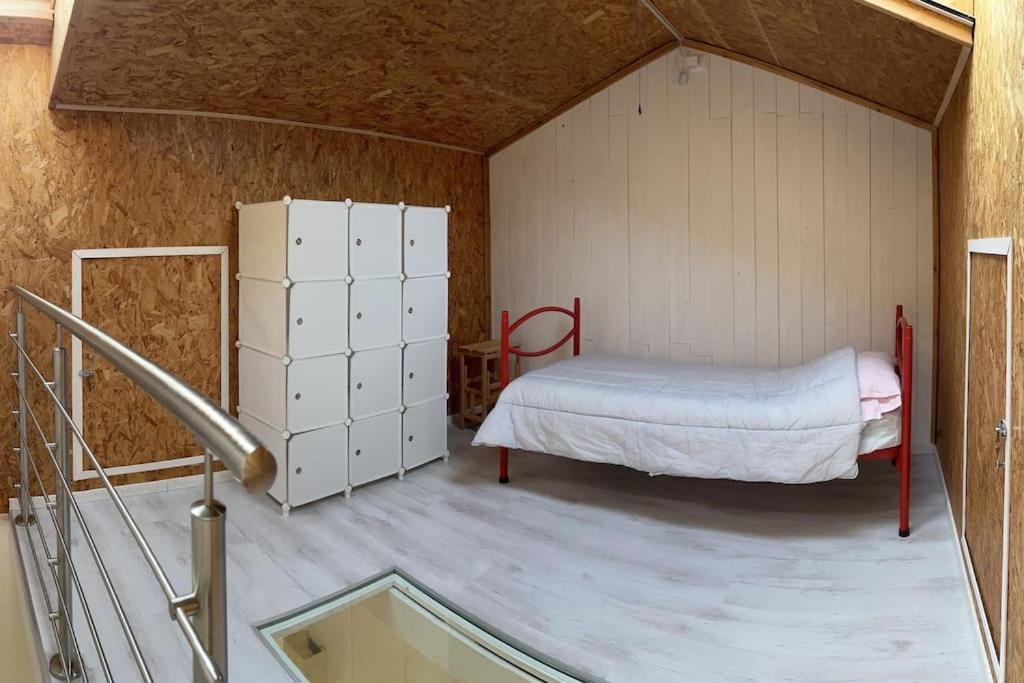 蒙蒂恰诺Casa “ la guazzara “的一间小房间,在大楼里配有一张床